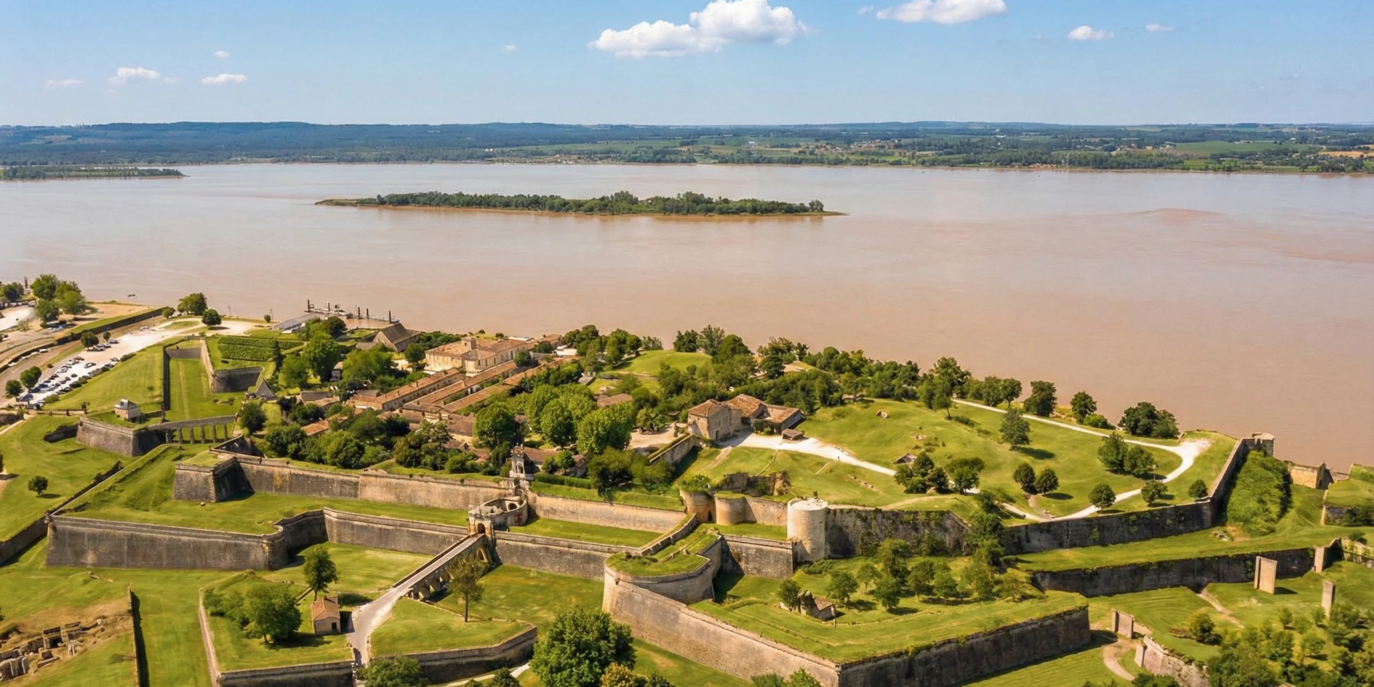 Vue aérienne de la Citadelle de Blaye dominant l'Estuaire